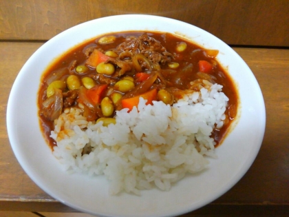 薄切りの牛肉と青大豆代用です（謝）
トマトの酸味が牛肉に合うんですね！大豆入りのカレーもいいかも！美味しくごちそうさまでした☆