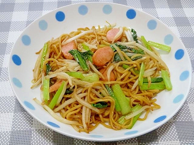 もやしと小松菜ウインナーのソース焼きそば