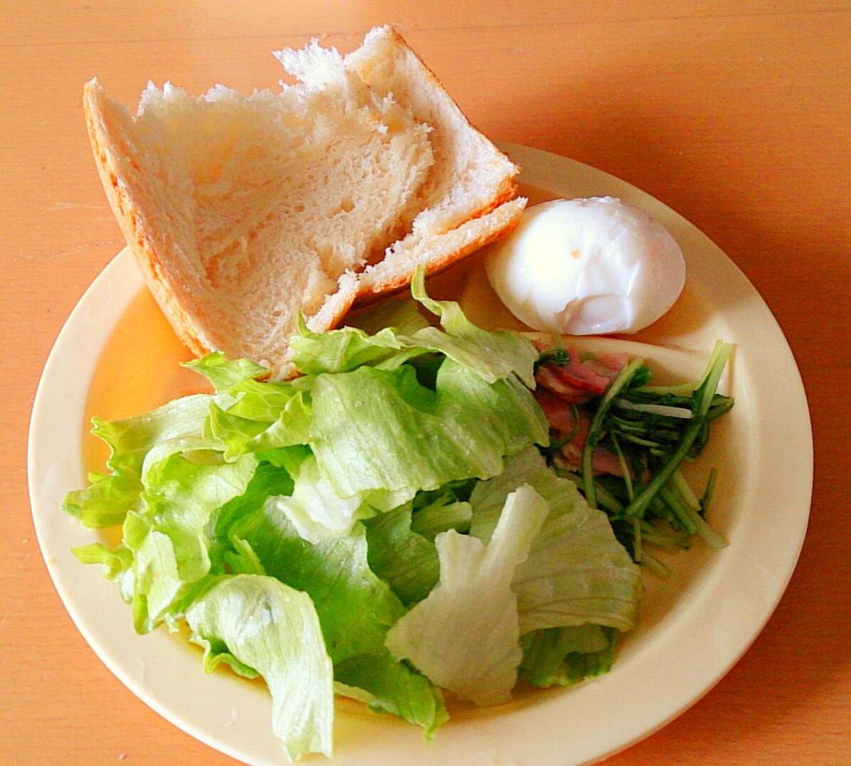 簡単★パンとサラダとゆで卵のヘルシーワンプレート