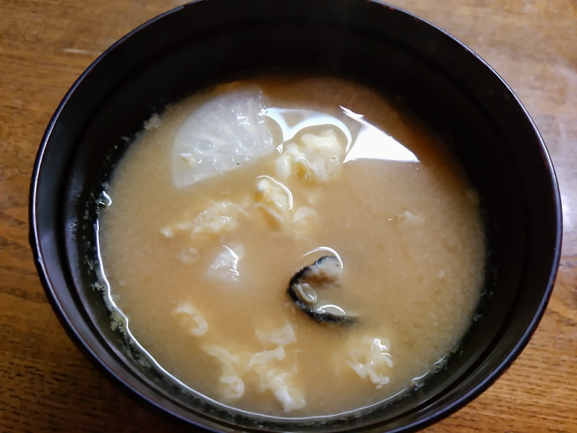 牡蠣と大根と溶き卵の味噌汁