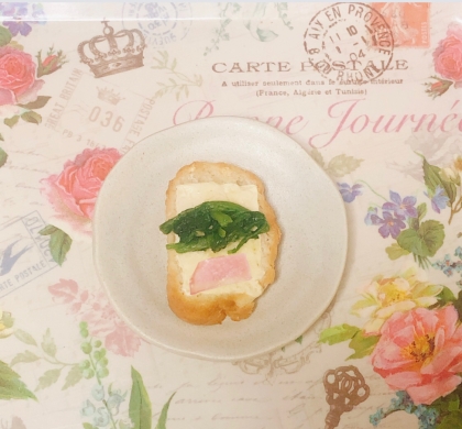 チーズトーストアレンジ 炒めたハム&青梗菜のせて