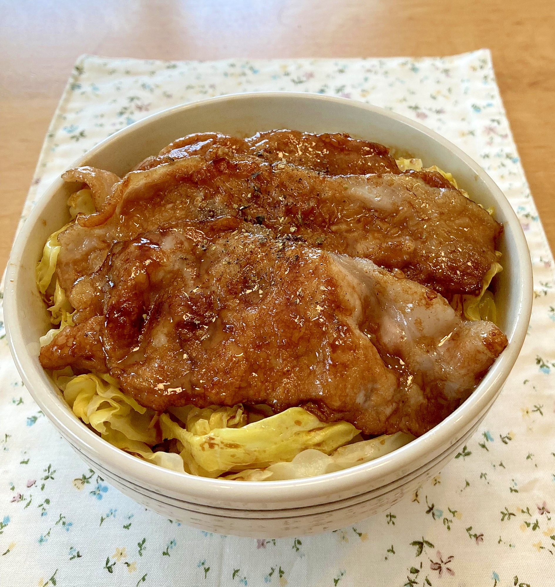 簡単！焼き春キャベツの豚丼♪