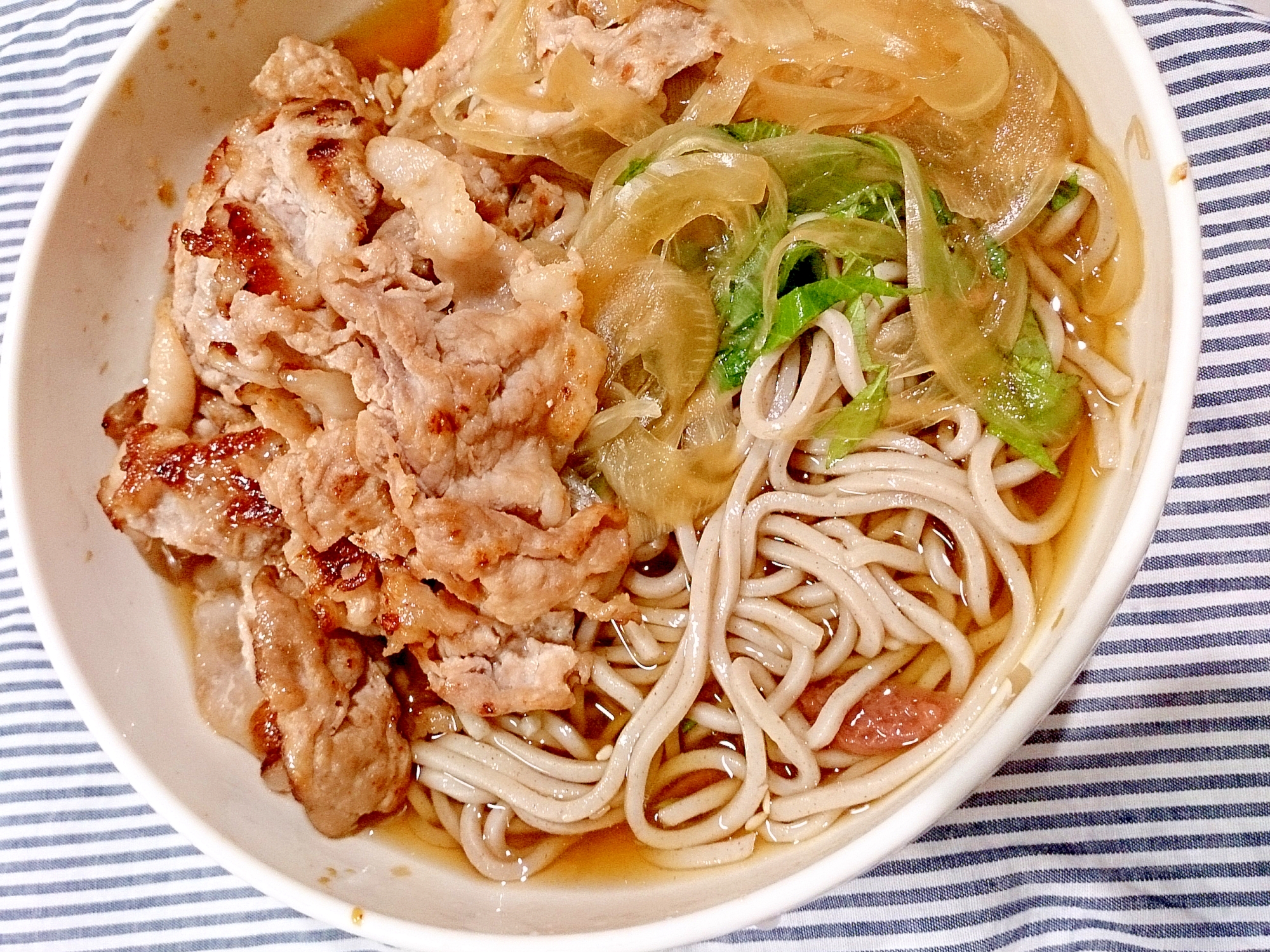 こんがり豚肉の梅つゆ蕎麦