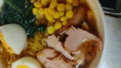 焼豚と茹で卵とほうれん草とコーン入り味噌ラーメン