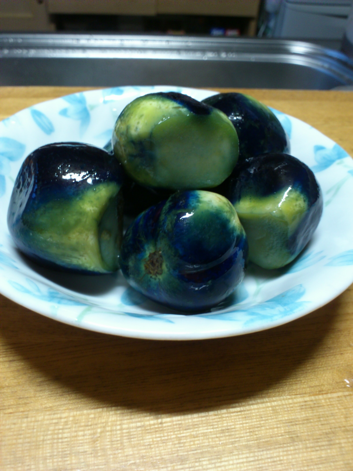 丸皿に盛り付けた薄皮丸なすの漬物