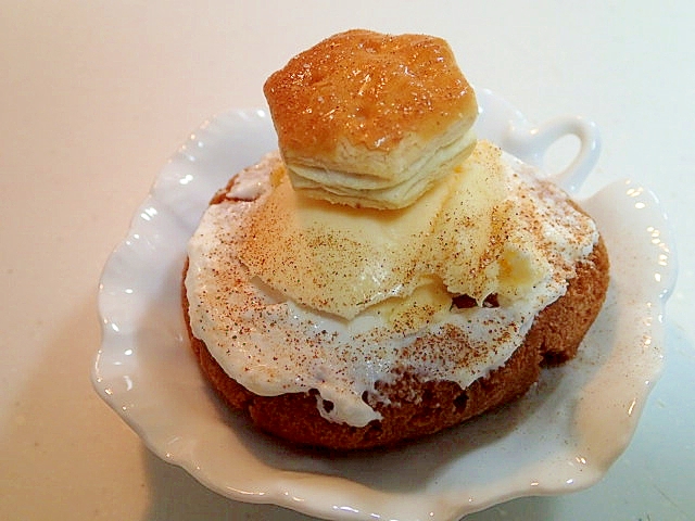 水切りヨーグルトとバニラアイスとパイの実のドーナツ