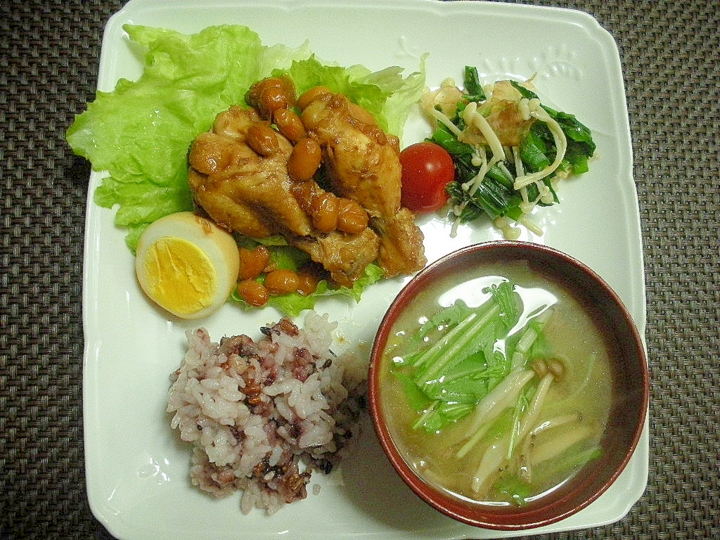 水菜としめじのみそ汁＆手羽元の黒酢煮＆おひたし♪