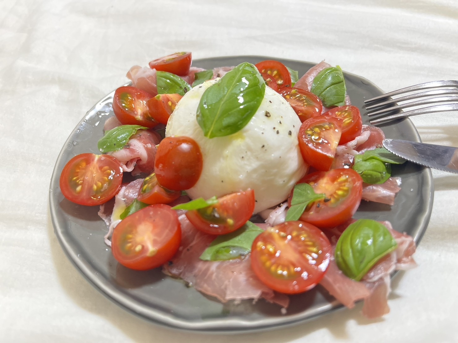 ブッラータチーズのカプレーゼ