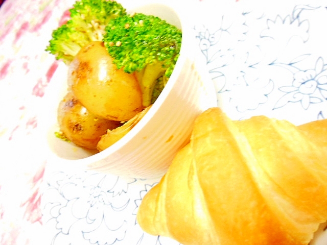❤クロワッサンと馬鈴薯ブロコ炒めの１プレート❤