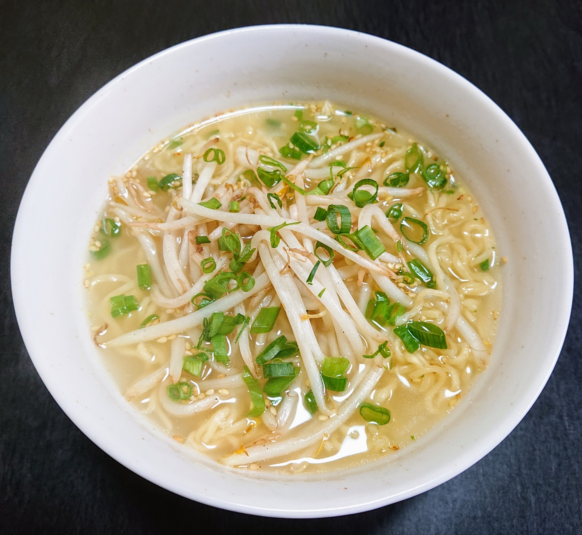 インスタントで☆ニンニクもやしの塩ラーメン