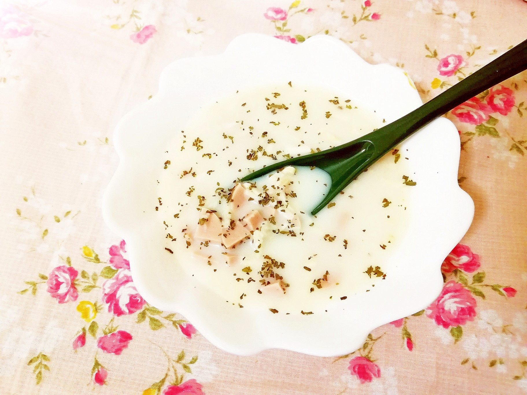 クミン風味♪切り干し大根とソーセージの豆乳スープ