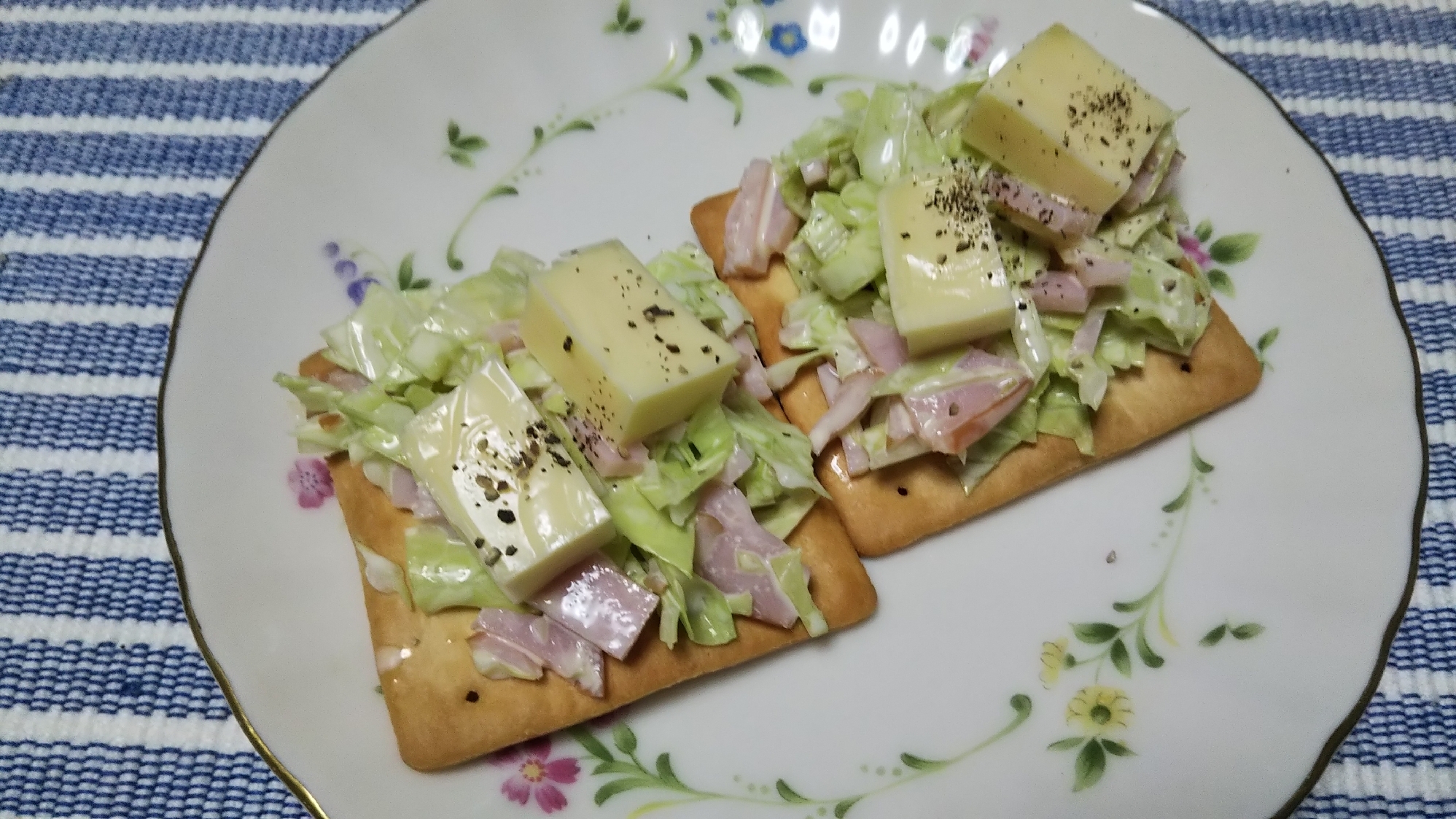 キャベツとハムのマヨ和えとチーズのせクラッカー☆