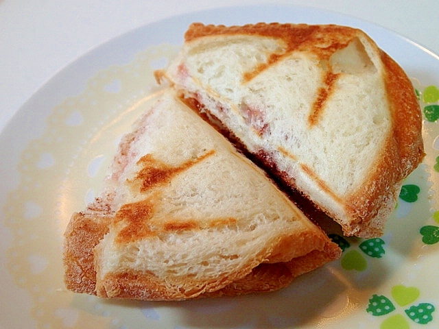 苺ジャムと麦チョコとカカオのカンパーニュサンド