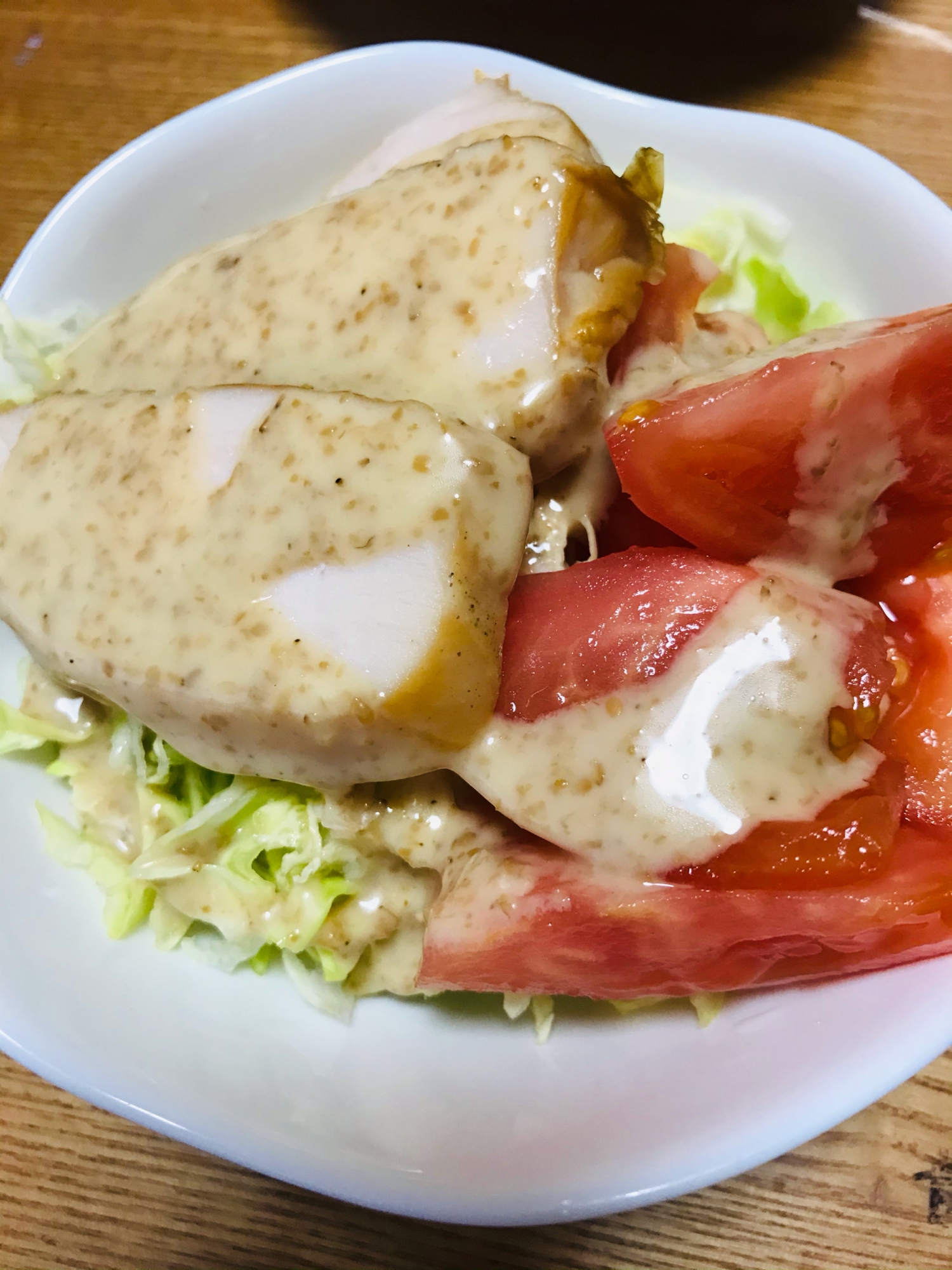 スモークサラダチキンとトマトのサラダ