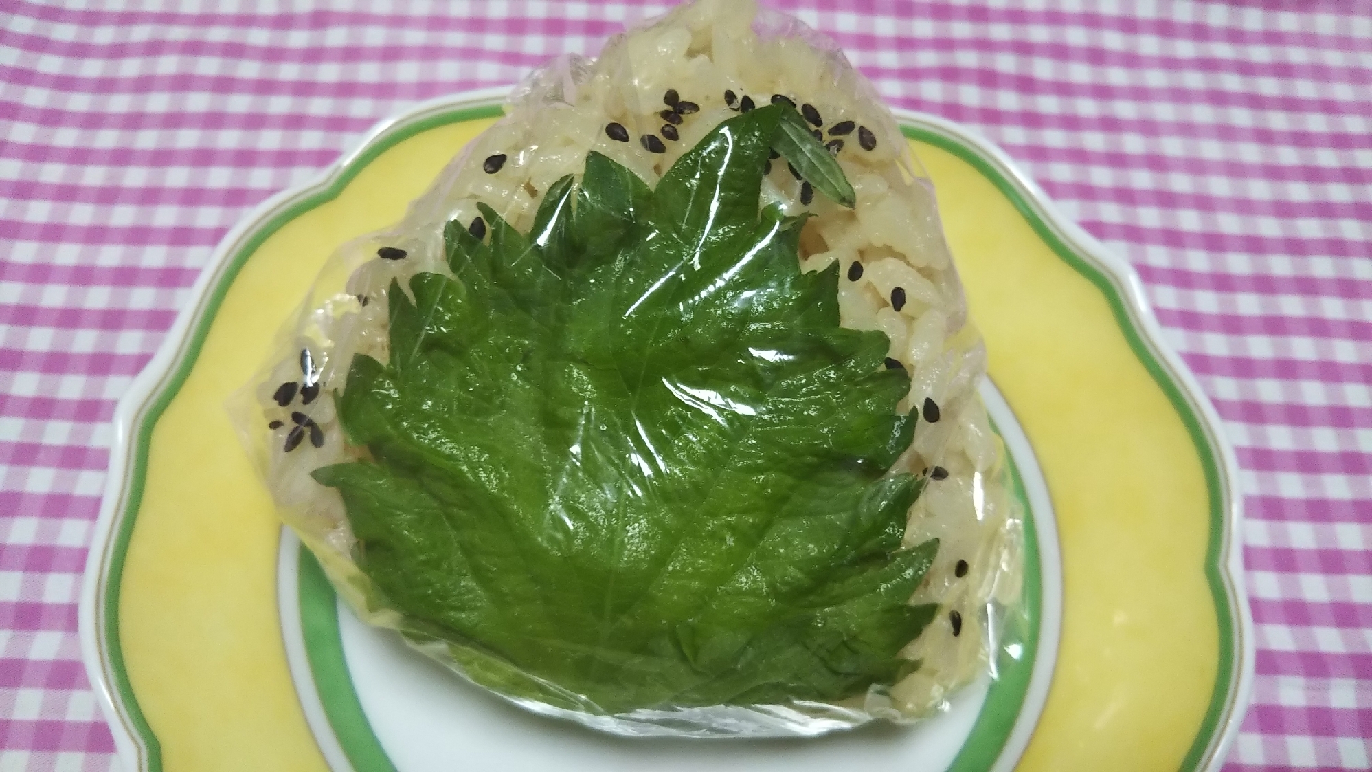 梅干し入り、醤油ご飯の大葉巻きおにぎり☆