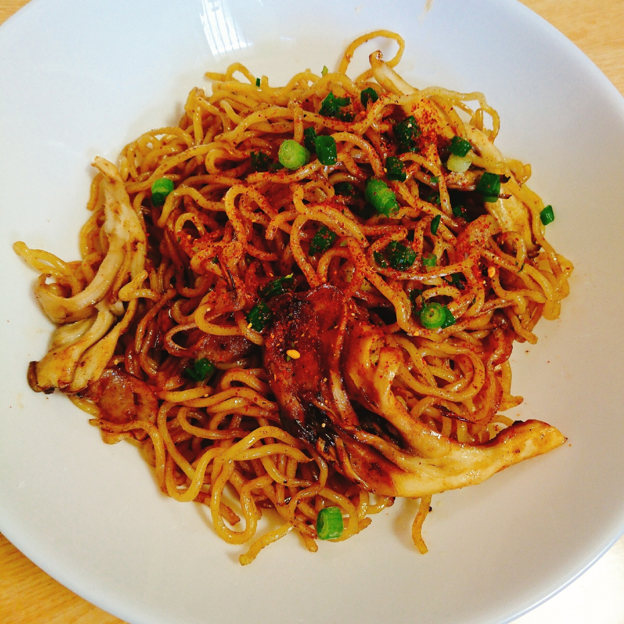 玉ねぎと舞茸のピリ辛ソース焼きそば