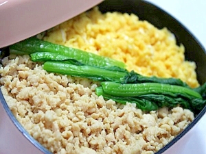 基本の鶏そぼろ しっとりやさしい味 丼やお弁当に レシピ 作り方 By 楽天出店店舗 新垣ミート楽天市場店 楽天レシピ