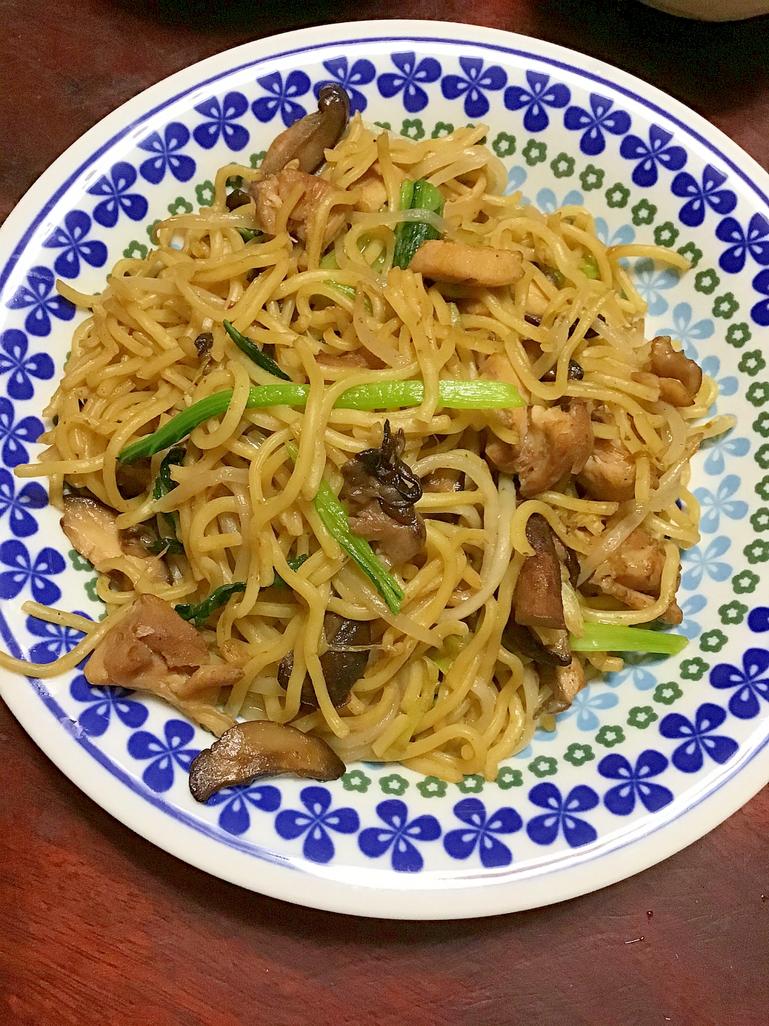 鳥モモと小松菜と椎茸ともやしの芳醇やきそば。