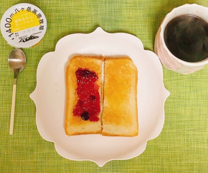 マーガリン&ジャム&蜂蜜パンと柿とカフェオレの朝食
