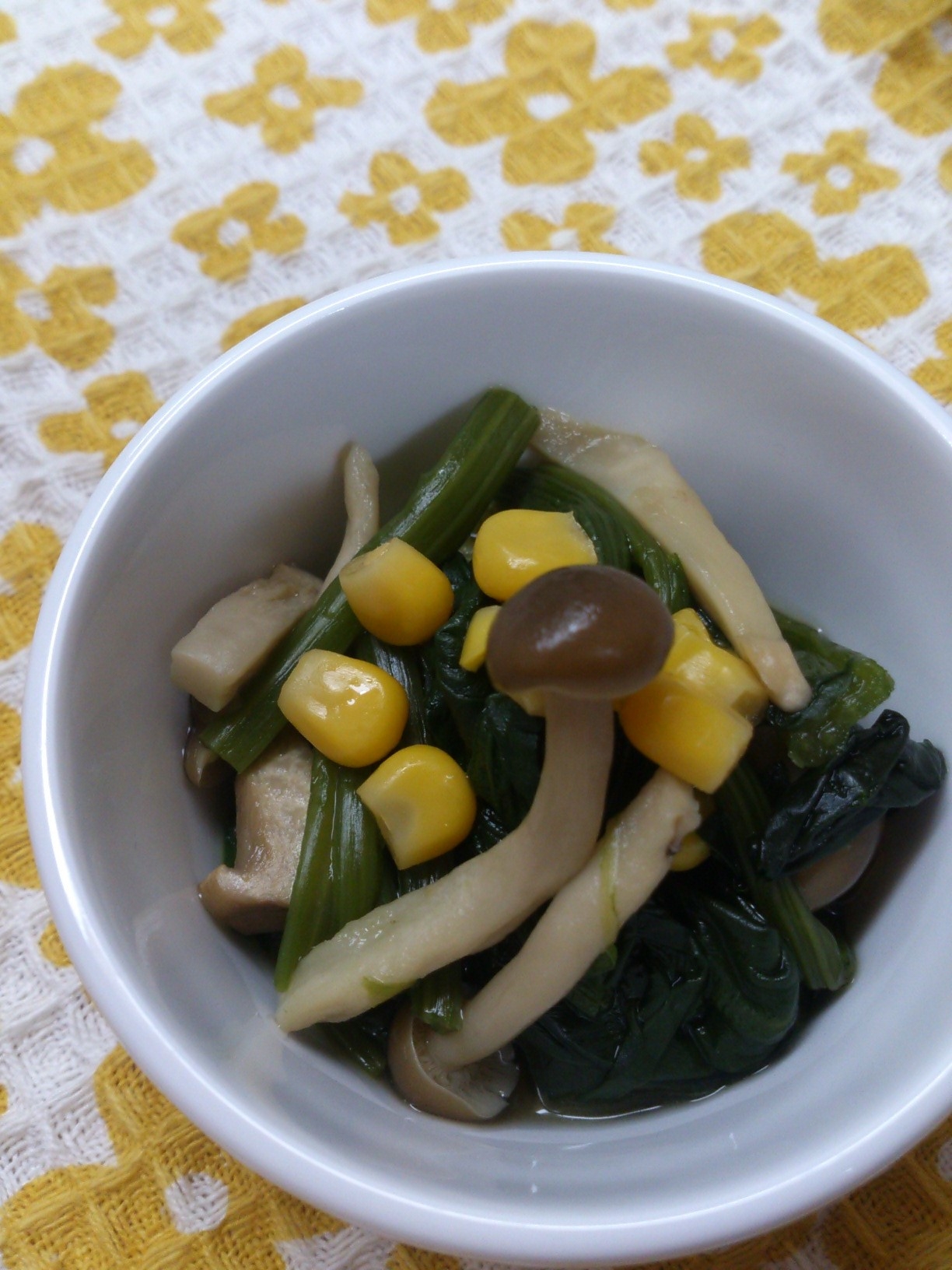 ほうれん草とコーンのコンソメ煮