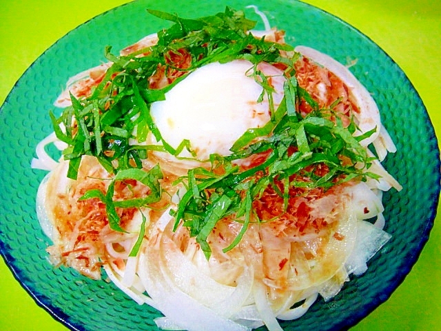 【青じそ】温玉とシャキシャキ新玉ねぎのサラダうどん