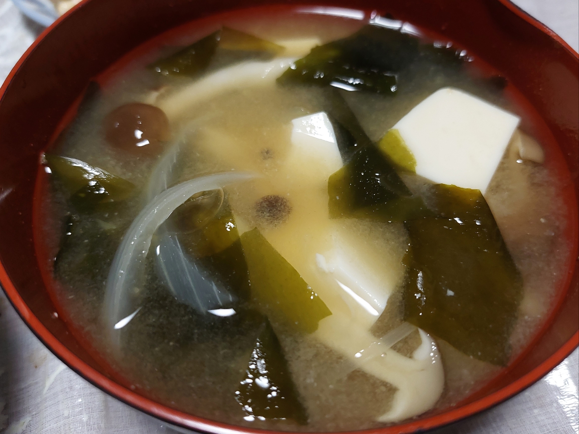 ワカメ 豆腐 しめじ 玉ねぎのお味噌汁
