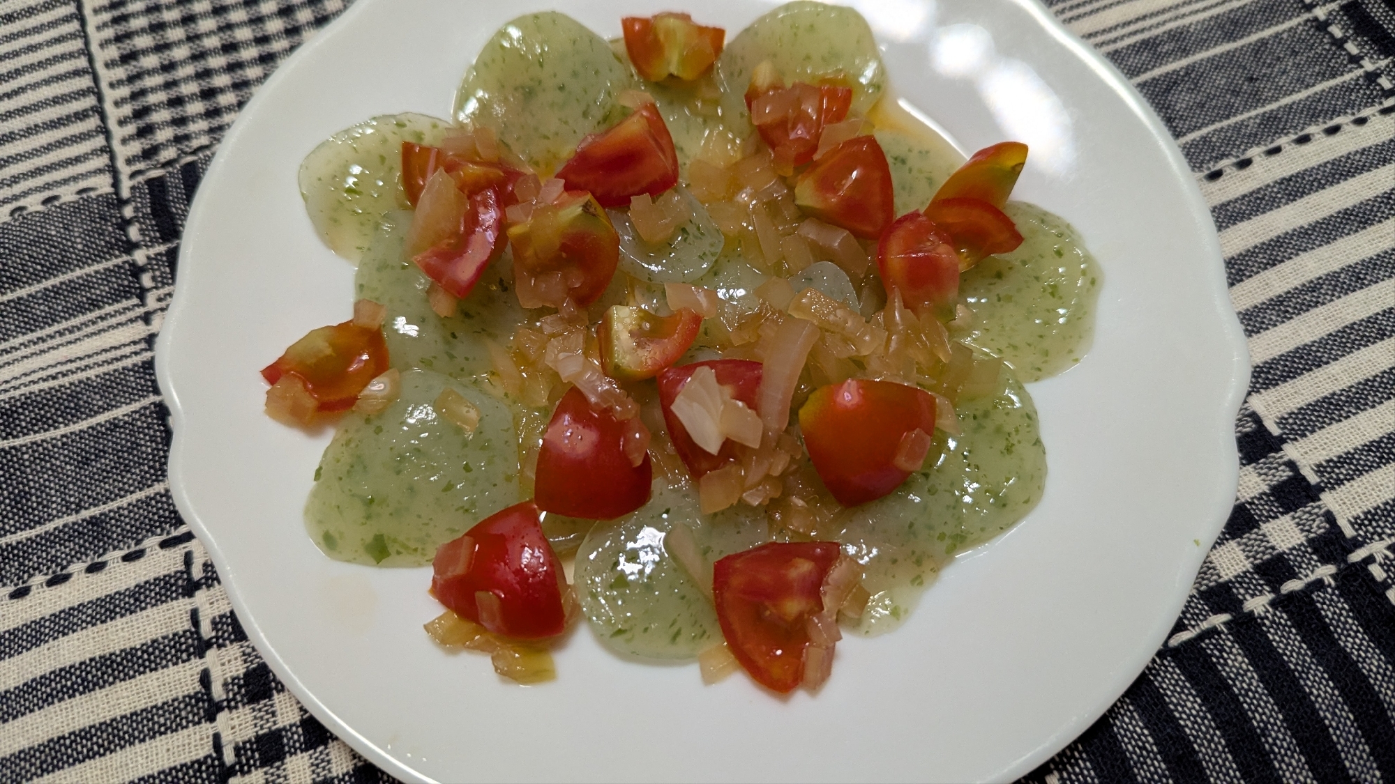 刺身こんにゃくのトマ玉ドレッシングがけ