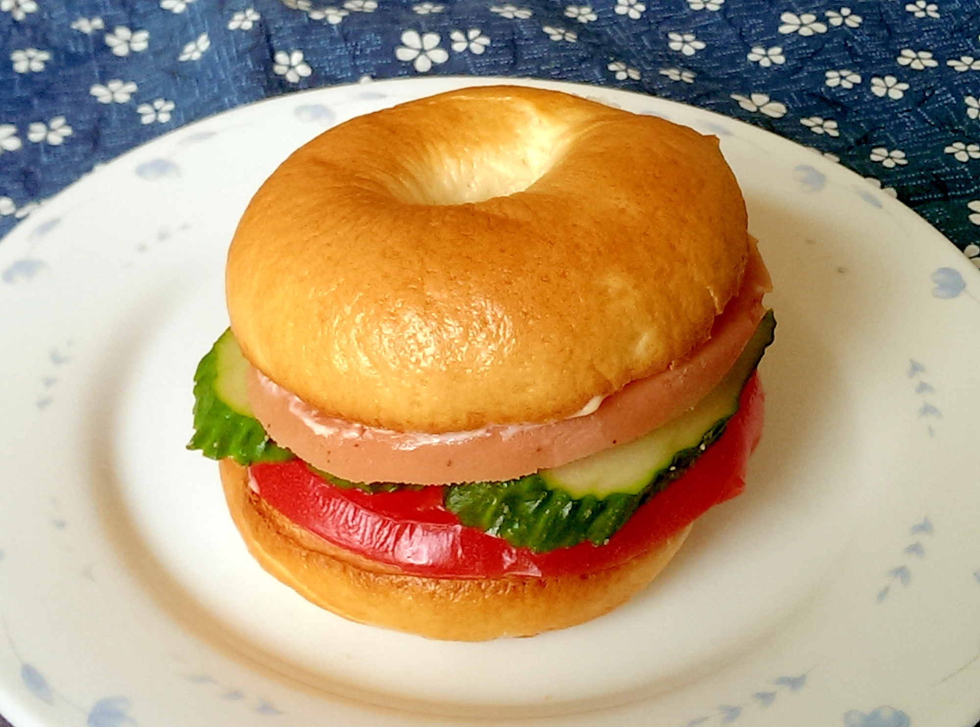 ハムとトマトときゅうりのベーグルサンド