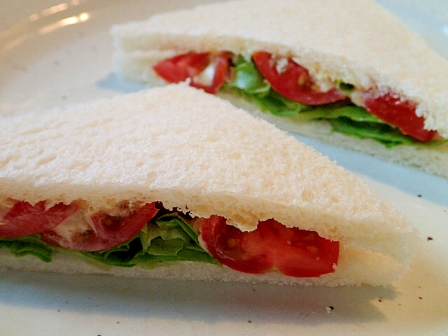 タルタル♡ペッパーで　レタスとトマトのサンドイッチ