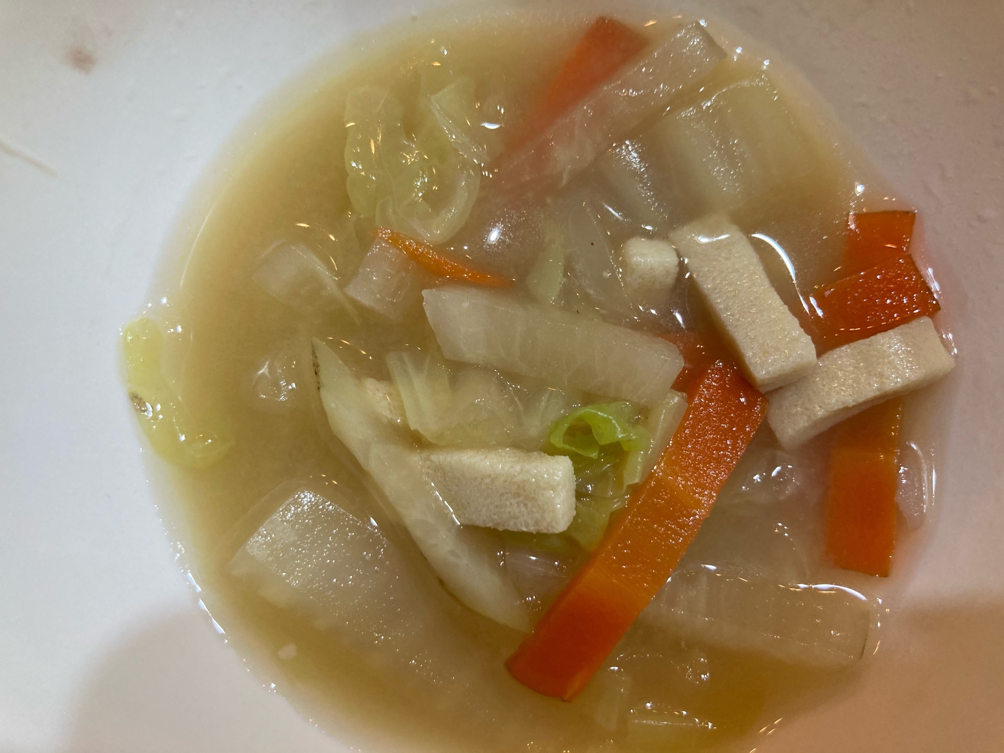 白菜と大根と人参と凍み豆腐の味噌汁