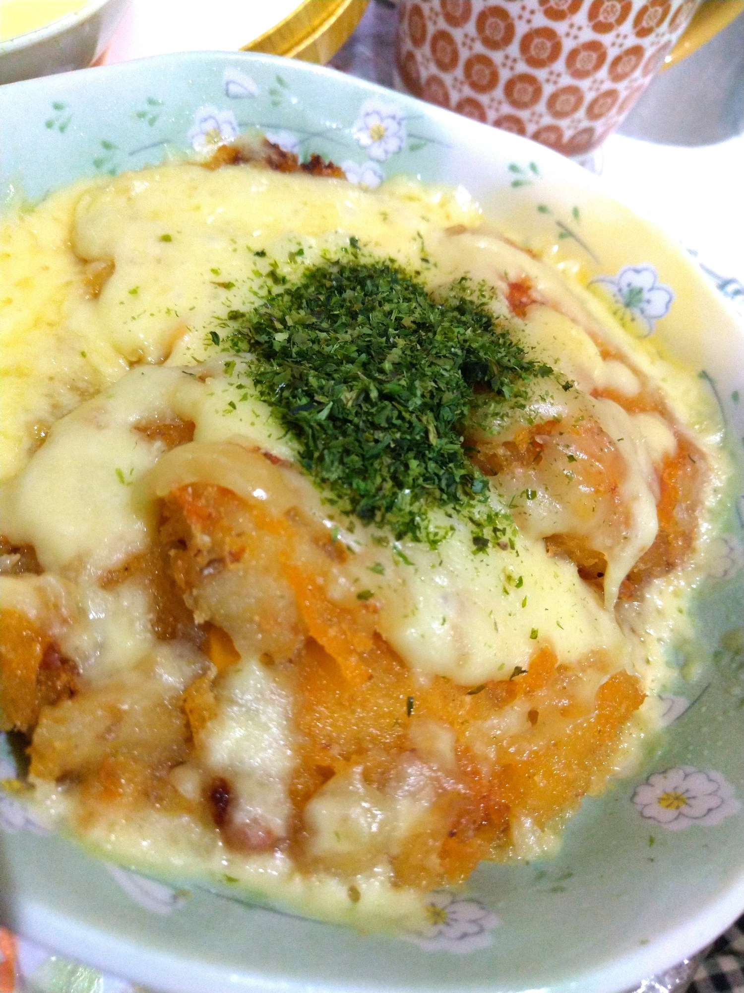 電子レンジで残ったコロッケのチーズのせ