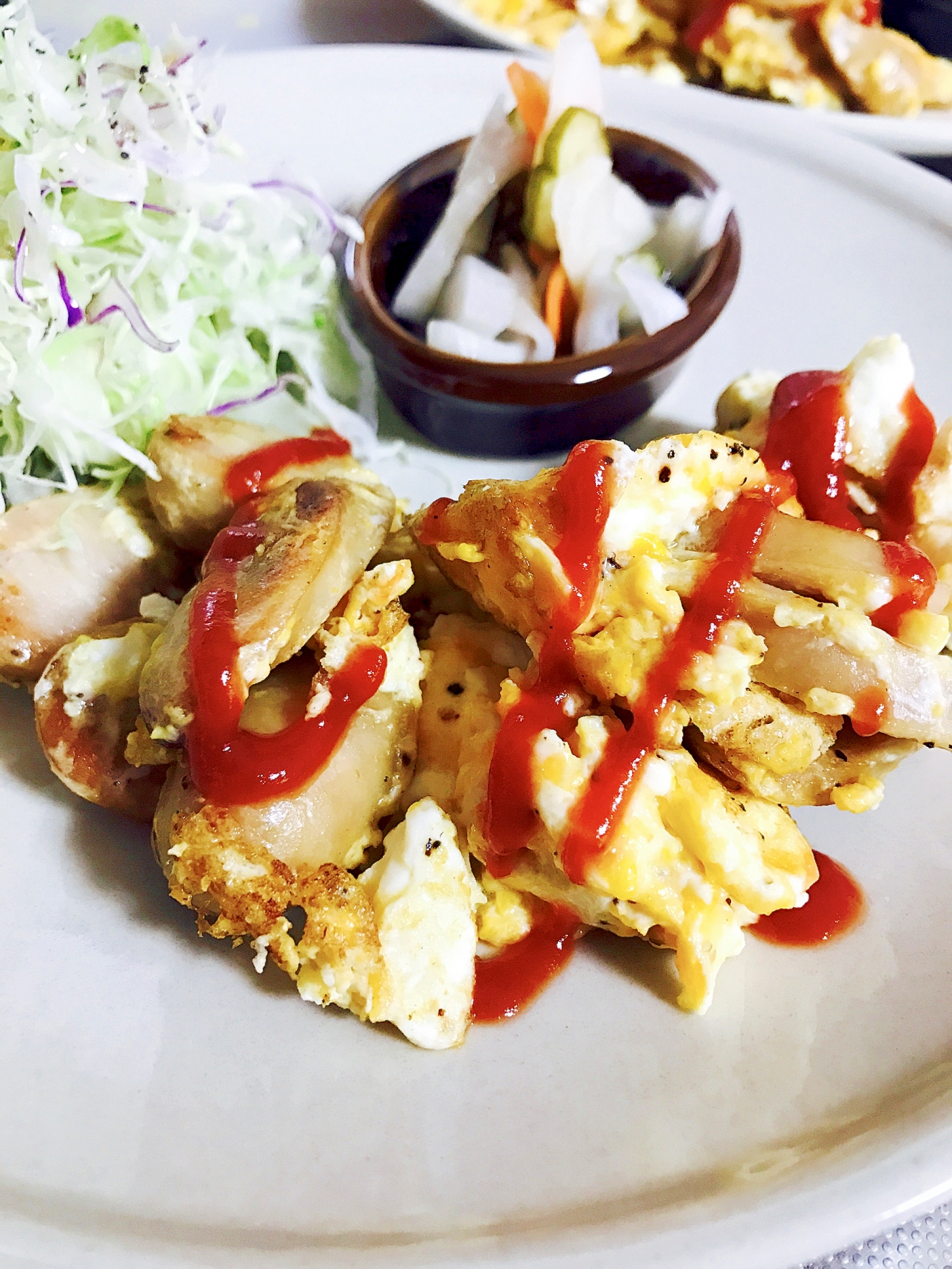 簡単昼ごはん!ウィンナーの卵とじケチャップがけ