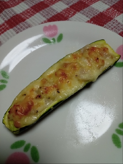 粉チーズがなかったので溶けるチーズをのせました。意外と簡単にできて、しかも美味しくてよかったです。家族にも好評でした。