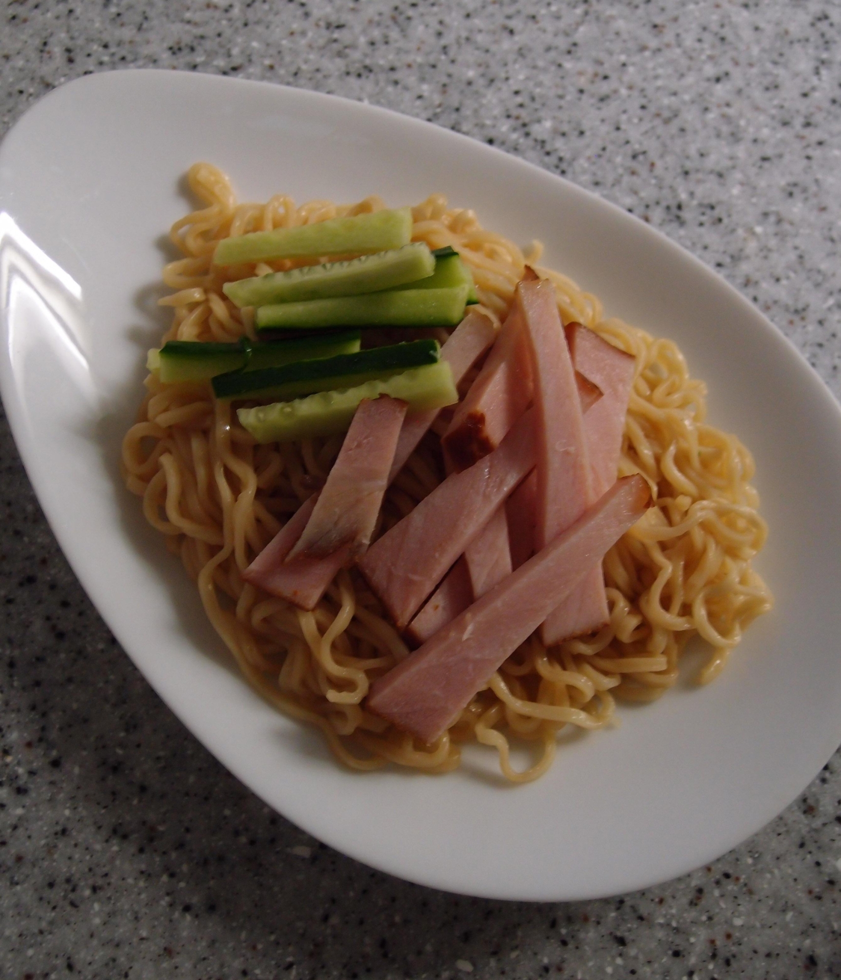 インスタントラーメンで作る☆冷やし中華