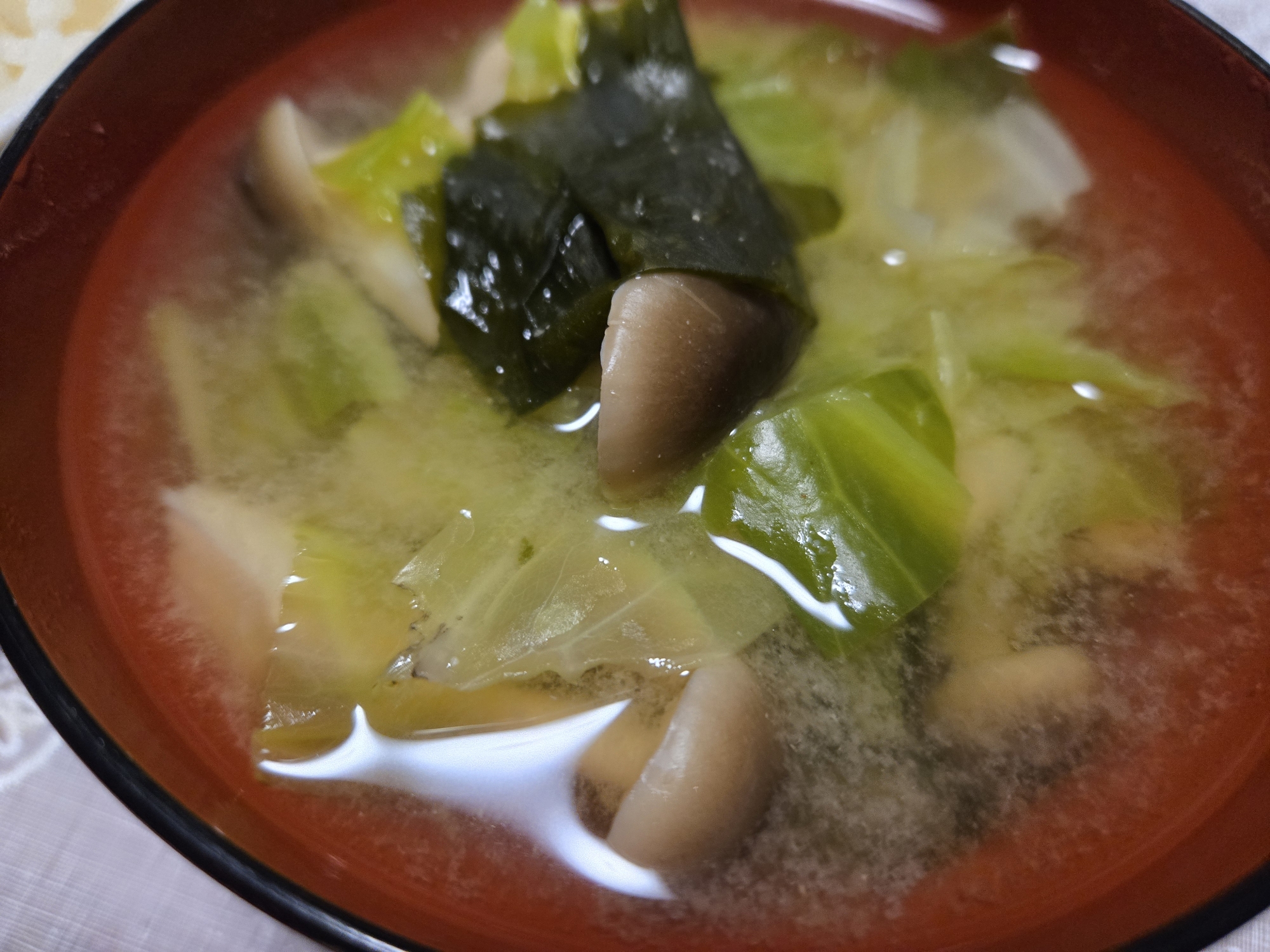 キャベツとわかめとしめじのお味噌汁
