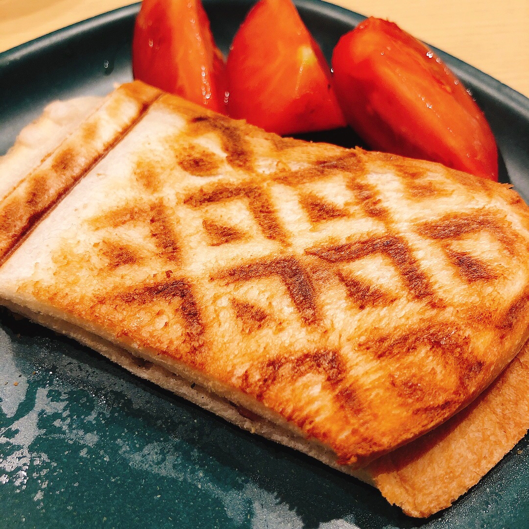 キャンプ飯!余った燻製ベーコンチーズでホットサンド