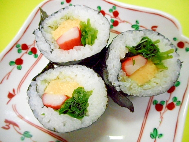 カニカマとたまご三つ葉の巻き寿司