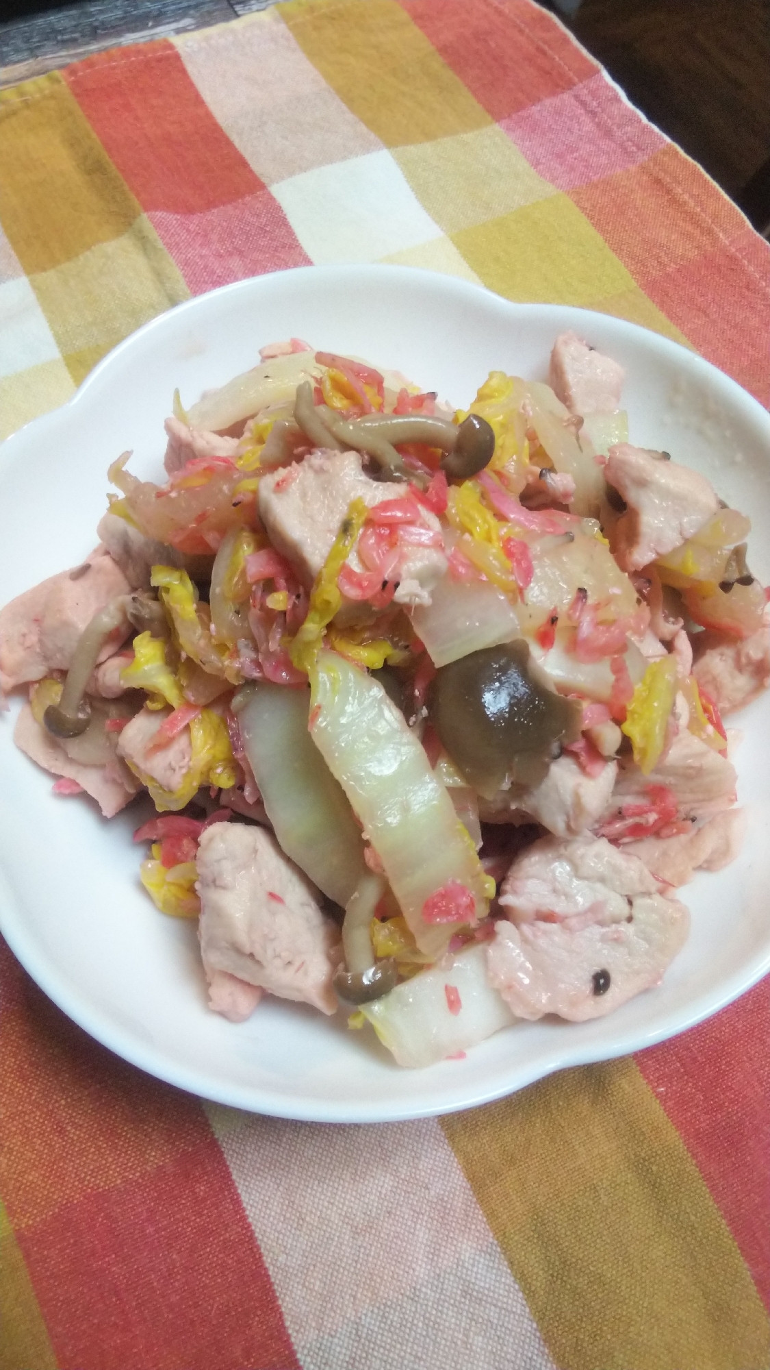ほんのりピンク色☆鶏むね肉と白菜の中華炒め