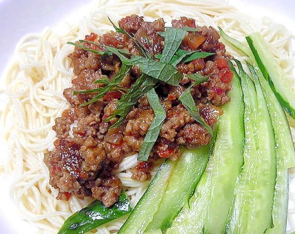 辛味を効かせた肉味噌を乗せたさっぱり素麺