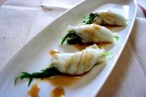 白いお皿に盛り付けられた白身魚の中華風レンジ蒸し