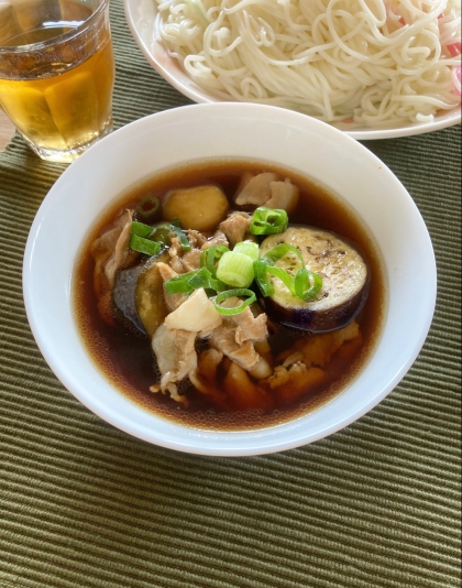 やなママ☆さん、豚肉と茄子の素麺を作りました♪クーラーで涼しい部屋で食べる、温かい素麺♡とても美味しかったです。
何度でも作りたくなりました(´∀｀)❣️