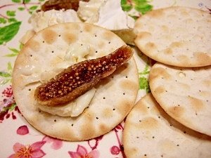 簡単おつまみクラッカー ブリーチーズ 乾燥いちじく レシピ 作り方 By そらまめひよこ 楽天レシピ 簡単おつまみクラッカー ブリーチーズ 乾燥いちじく レシピ 作り方 By そらまめひよこ 楽天レシピ