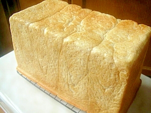 国産強力粉使用全粒粉入りノンオイル角食パン