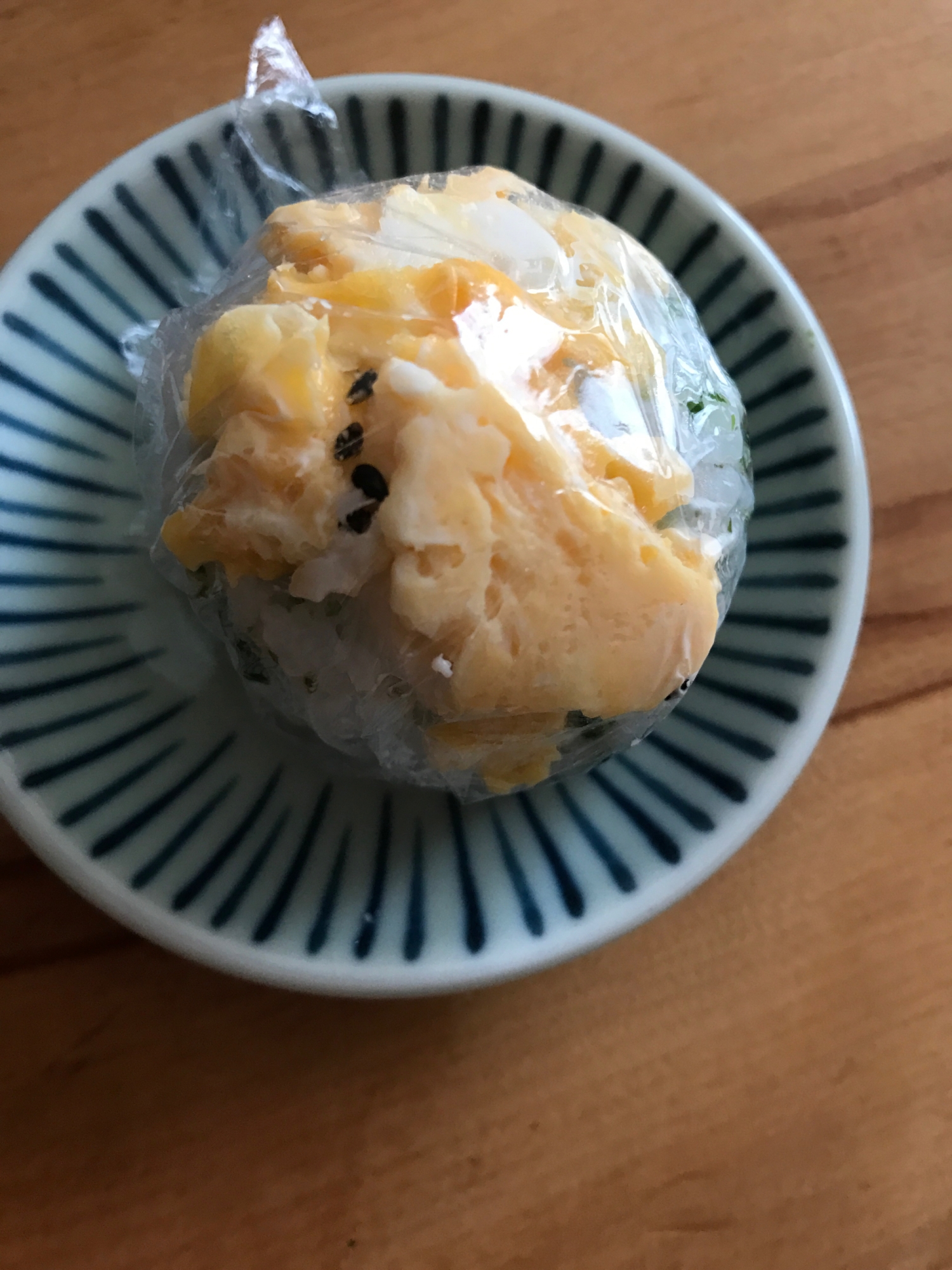 青海苔入り酢飯で黒ごま炒り卵のせ手毬寿司