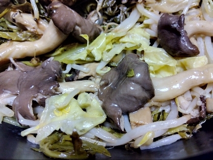 平茸を買ってレシピ見つけましたが、ウインナーの買い置きがないので、冷蔵庫にある野菜とガリバタ炒めにm(_ _)m
平茸の食感♪好きです♡