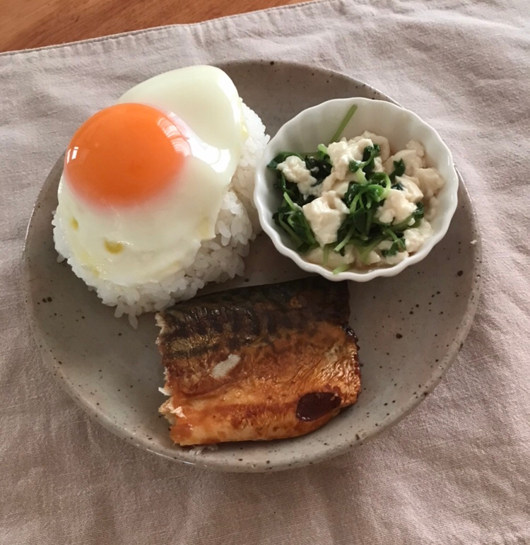 目玉焼きごはんと塩鯖の朝ごはん