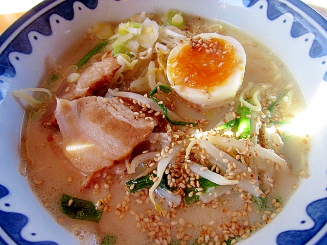 市販の豚骨スープでもやし、にらラーメン