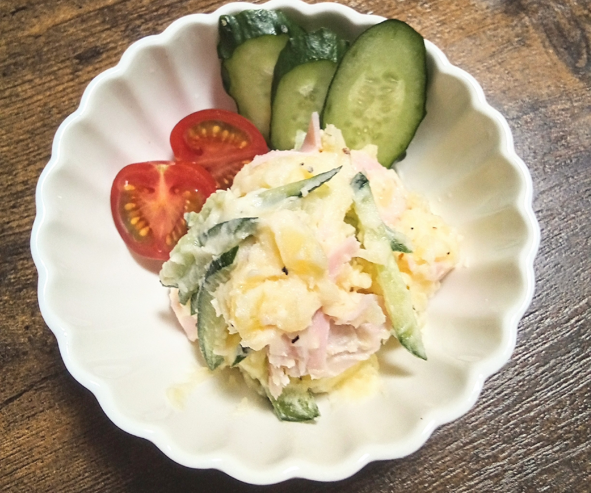 今日はド定番！！キュウリとハムのポテトサラダ〜♪