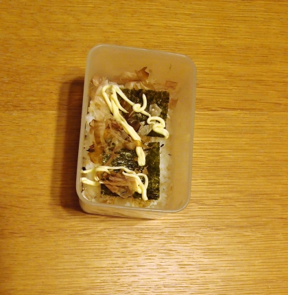 お弁当　味付け海苔とおかか黒胡麻マヨご飯