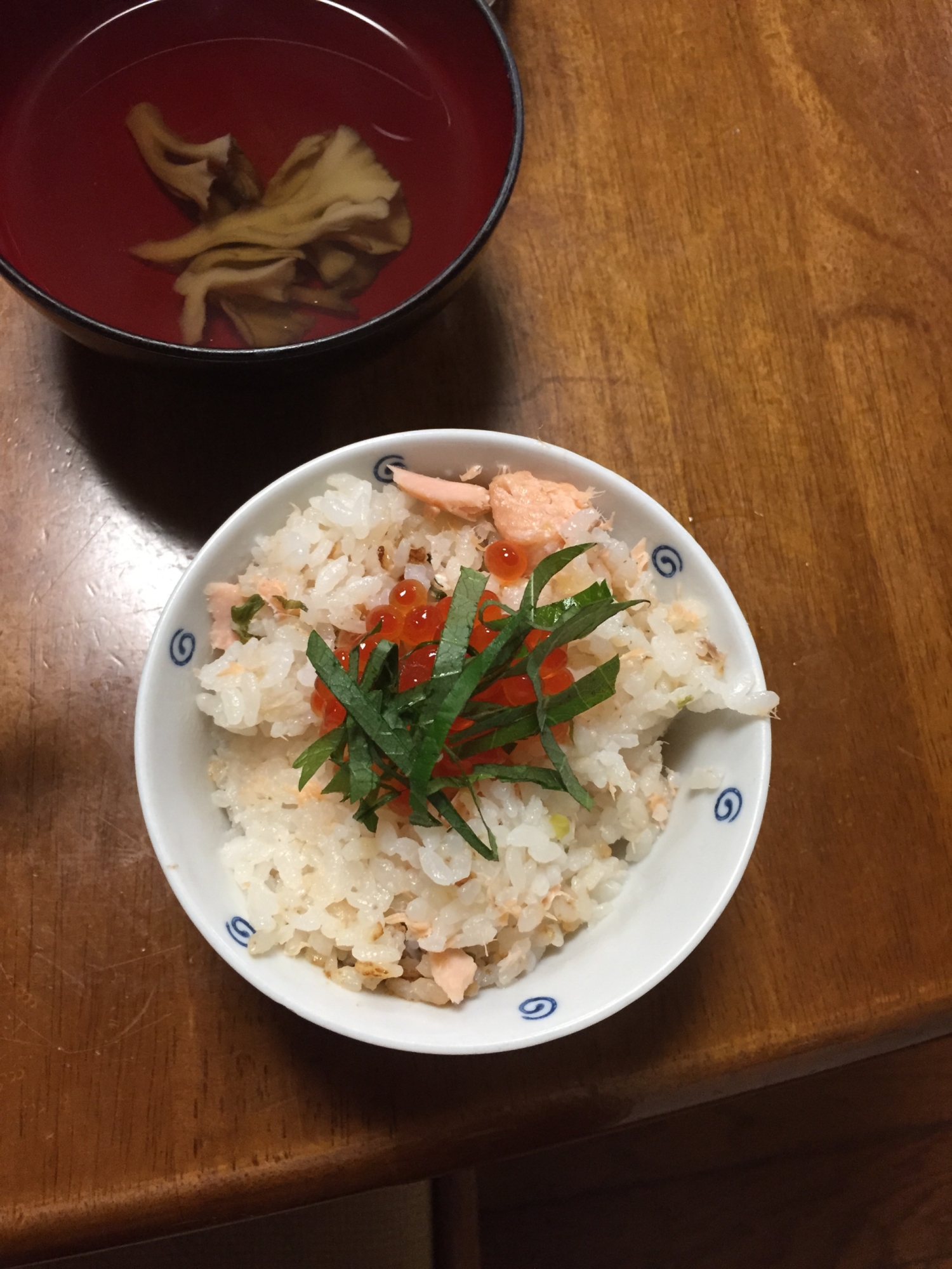 シャケの炊き込みご飯イクラのせ